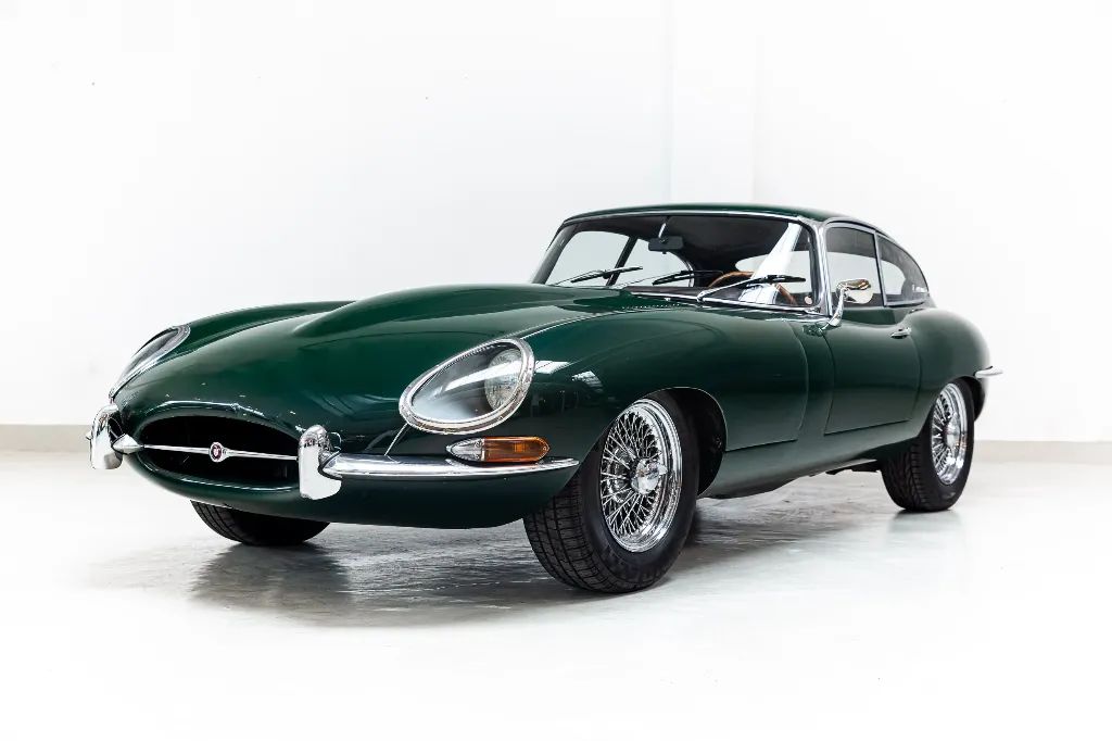 646f6a561900265fd733f536_Jaguar-E-Type-groen-4.webp
